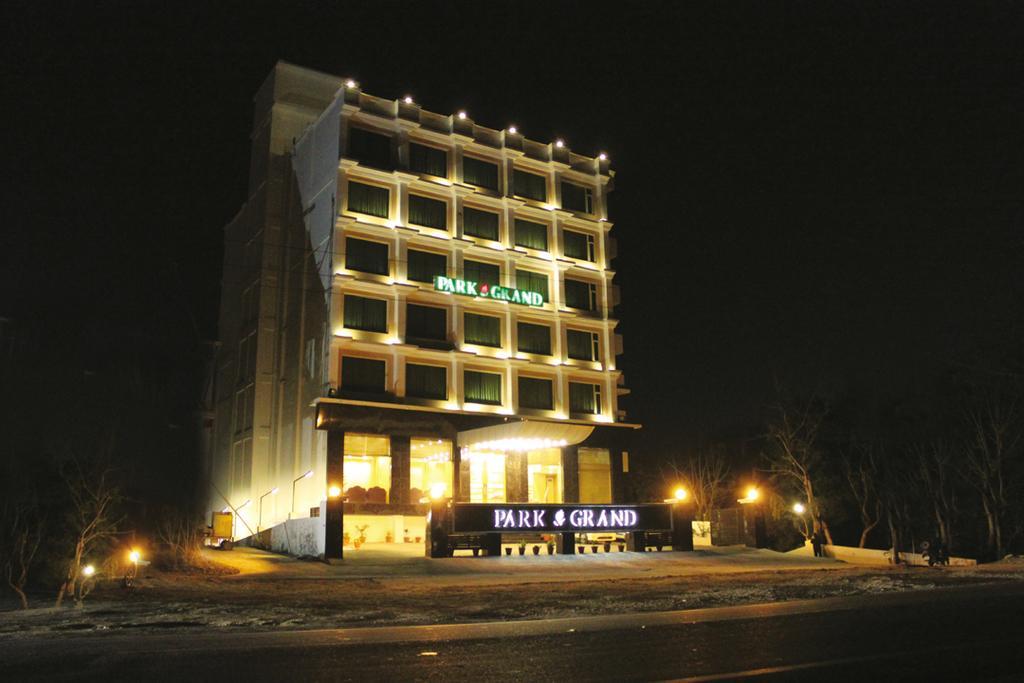 Hotel Park Grand, At Haridwār Exteriör bild