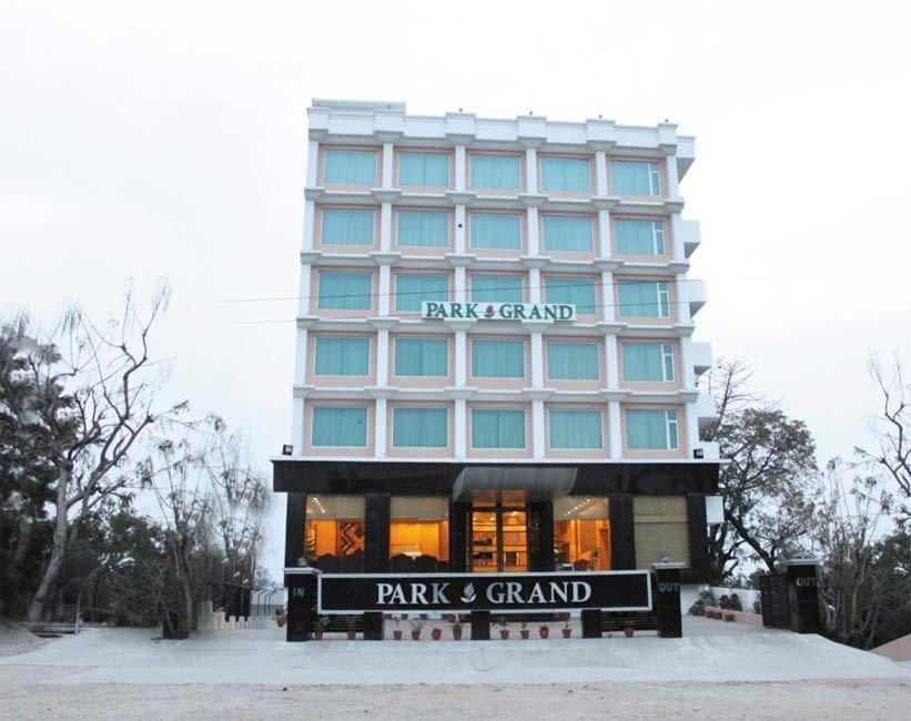 Hotel Park Grand, At Haridwār Exteriör bild